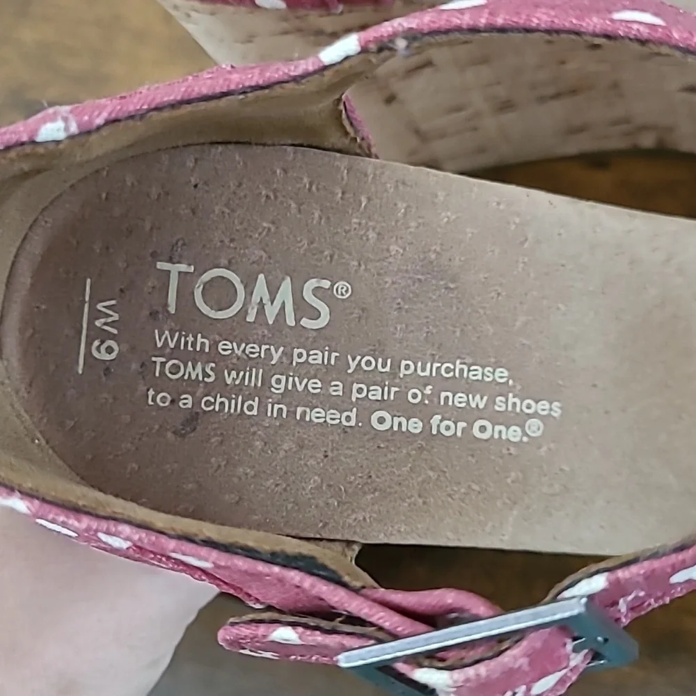 Toms cranberry white